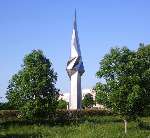 Dieses ebenfalls futuristisch anmutende Kunstwerk steht in dessen Eingangsbereich.