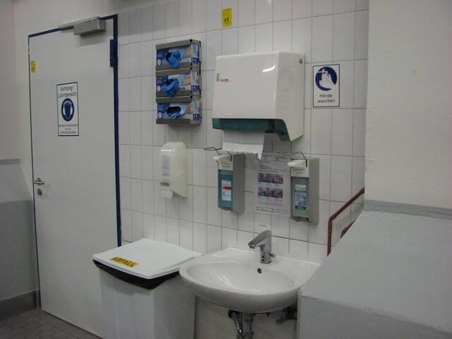 Sauberkeit an erster Stelle. Aus rechtlichen Dingen haben wir in den Hallen keine Bilder der Produktionsanlagen aufgenommen.Wir bitten um Ihr Verständnis.