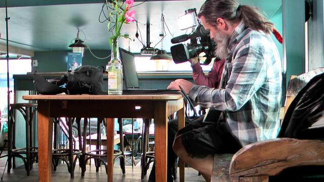 PS: "Die Wahrheit ist eine nicht zerstörbare Pflanze. Man kann sie begraben unter einem Felsen, unter dichtem Beton, sie wird trotzdem ihren Weg finden, wenn die Zeit gekommen ist." (F. Thiess)