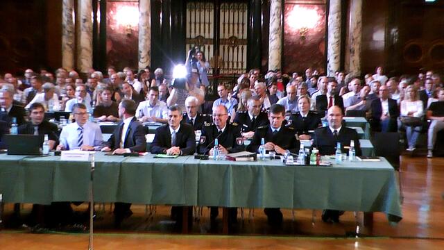 Ist sich seiner sicher - Gesamteinsatzleiter Hartmut Dudde (3.v.l.) Foto: Max Bryan