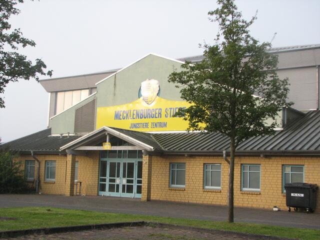Sporthalle der Mecklenburger Stiere und Treffpunkt der gläubigen Muslime für das Freitagsgebet.