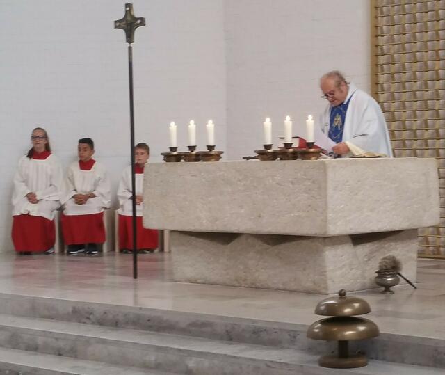 Pater Sebastian Raß zelebriert in Johannes der Täufer, Bodenkirchen