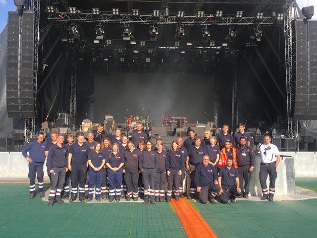 Gruppenfoto vor der Bühne