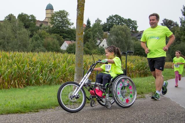 15. Friedberger Halbmarathon 2017 - Viktoria Wrede mit ihrem Rollstuhl unterwegs auf der Strecke
