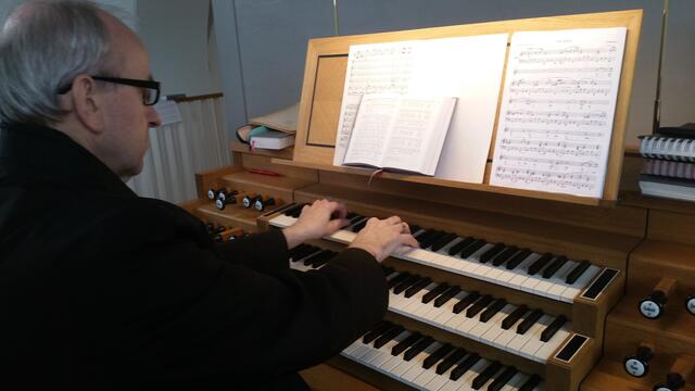 Prof. Alfred Müller-Kranich an der Orgel in Johannes der Täufer, Bodenkirchen