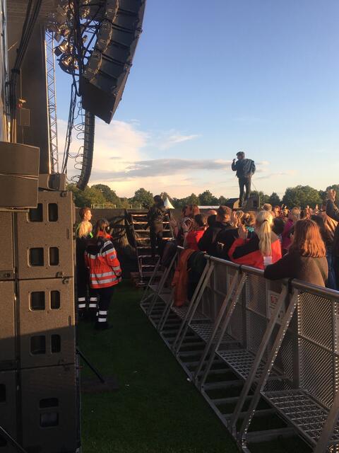 Helfer vor der Bühne im Einsatz.