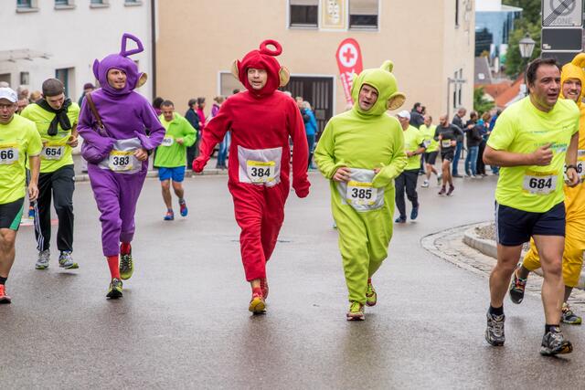 15. Friedberger Halbmarathon 2017 - Leistungsprüfung Fredberger Berg - Auch die Teletubbies sind wieder am Start