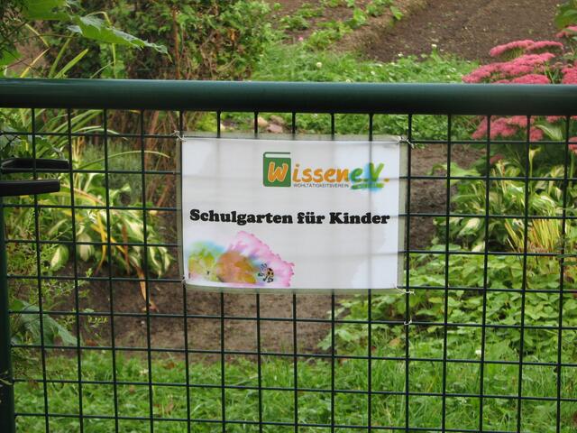 Ein liebevoll gepflegter Schulgarten für Kinder !