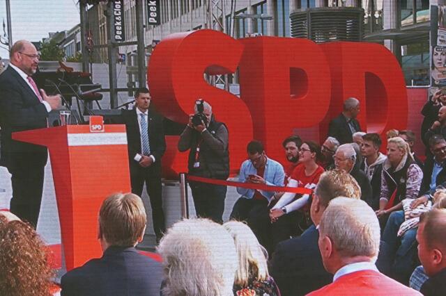 "Es gibt nur eine wahre Partei. Deren James Bond bin ich", so Schulz neulich spaßeshalber in einem Interview. "Und Angela Merkel könnte mein Bond-Girl werden." (Allerdings - und das weiß Martin Schulz vermutlich noch nicht - wird Daniel Craig demnächst durch einen weiblichen Bond ersetzt werden. Aber Schulz könnte dann ein Bond-Boy werden.)