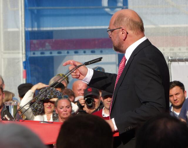 "Und nur ich weiß, wo es wirklich langgeht. Den Erdogans, den Trumps und den Kim Jongs werde ich schon die Leviten lesen. Kita-Plätze werden mit mir sicher sein und die Renten sowieso. Und bei den maroden Autobahnbrücken werde ich selber mit anpacken, schließlich bin ich bodenständig und der Anpacker schlechthin."