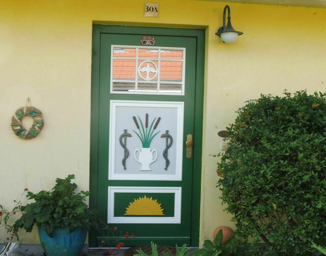 Südstraße 30a,  Ornament Mitte: Schlange und Äskulapstab, weist auf den Beruf des Bauherrn hin, wohl ein Arzt, unten, das immer wiederkehrende Symbol > aufgehende Sonne.