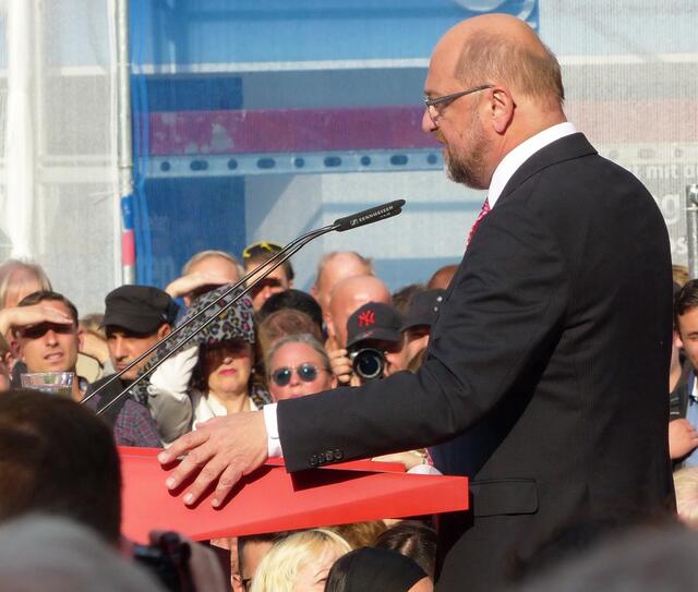 "So nicht, Frau Bundeskanzlerin! Das Schwarzsehen hat bald ein Ende, und außerdem ist rot eine viel schönere Farbe."