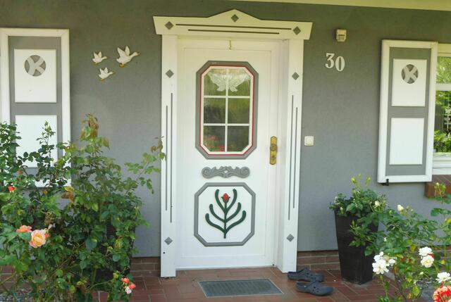 Südstraße 30 mit Ornament Tulpenbaum, Erklärung im Text.