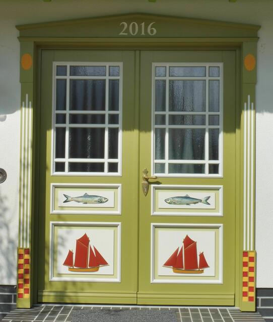 Chausseestraße 84b, erbaut 2016. Fische und Segelschiffe: Hinweise für Seefahrt.