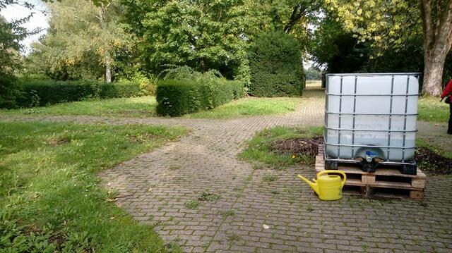 Für die wenigen noch vorhandenen Grabstellen wurde ein Wassertank hingestellt