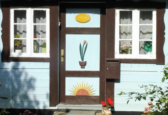 Chausseestraße 79,  Ornamente: Sonnen und Pflanzen (Tulpe).