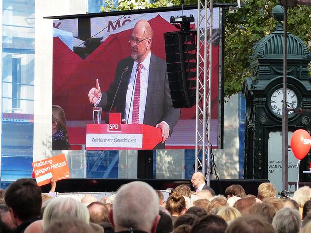 "Am Anfang war das Wort. So steht´s unter der Kröpcke-Uhr und auch in der Bibel. Und wenn Ihr mich alle wählt, dann werde ich so groß sein wie auf der Videowand."