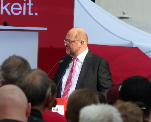 "Und Ihr alle wisst: Ich stehe für soziale Heiterkeit. So steht´s auch in unserm Wahlprogramm."