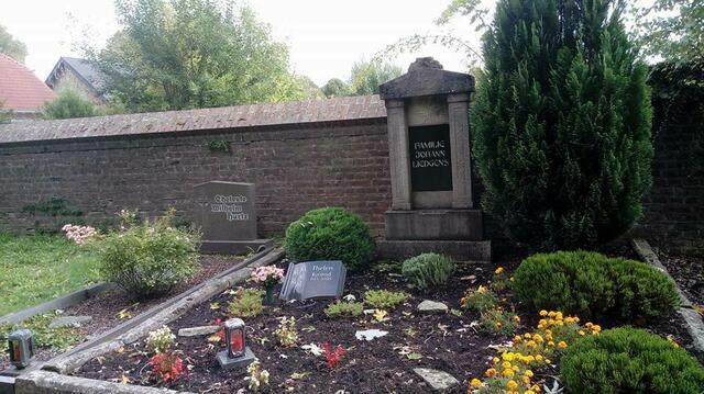 Eines der wenigen Gräber die noch da sind auf dem alten Friedhof Immerath