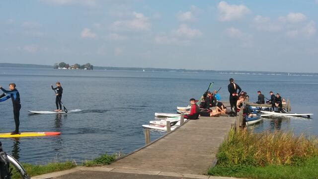 Standup-Paddler machen eine Pause