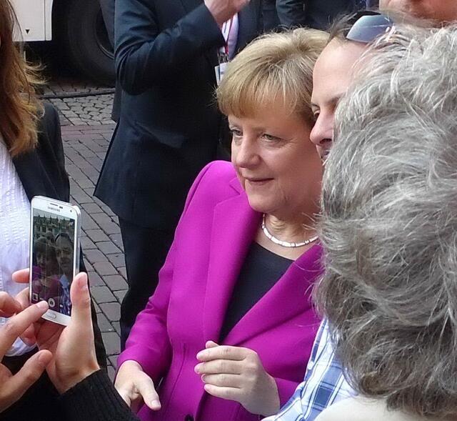 Und was macht die Bundeskanzlerin derweil? Natürlich Selfies. Was denn sonst? Dabei denkt sie sich: "Sollen sich die andern mal abstrampeln. An mir als Autokanzlerin kommt sowieso niemand vorbei. Und ein Tempolimit auf deutschen Autobahnen wird´s mit mir nicht geben und das in den Baustellenbereichen werde ich auch abschaffen. Nur das Überhol-Limit für andere Parteien wird bestehen bleiben."