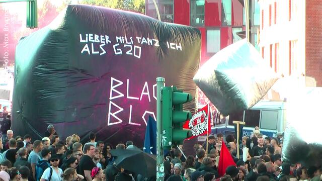 Riesige luftbefüllte Ballons über den Köpfen der Versammlungsteilnehmer am 6. Juli diesen Jahres
