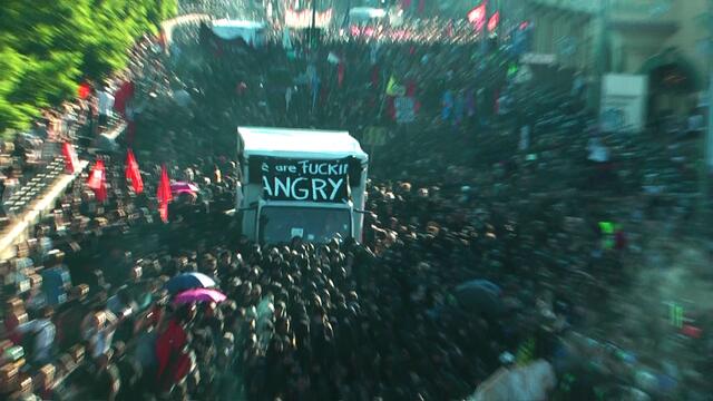 "We are fucking angry - Wir sind ganz schön wütend" - steht auf dem Lautsprecherwagen geschrieben
