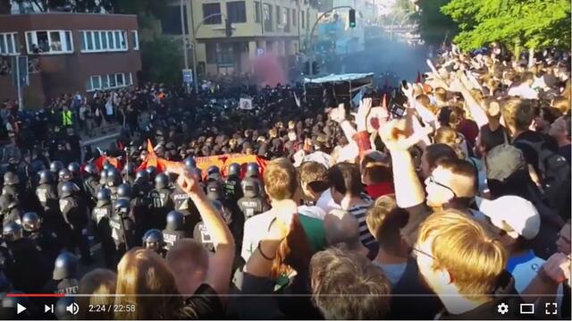 "Haut ab"-Rufe kamen übrigens AUCH von den unmaskierten bunt gekleideten Menschen hier rechts im Bild.