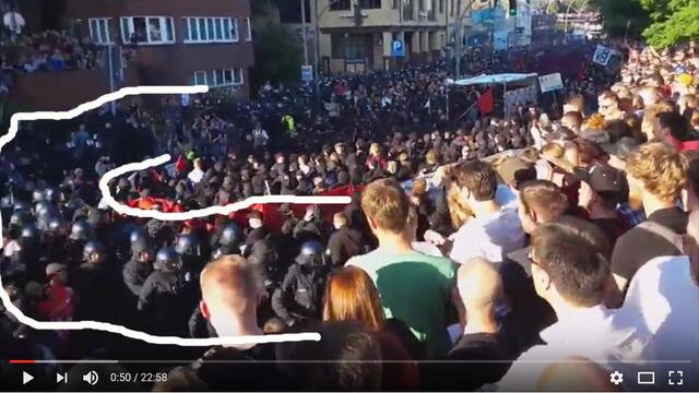 Eskalierendes Verhalten der Polizei - Versuch der Trennung der schwarz gekleideten Menschen von bunt gekleideten Menschen.