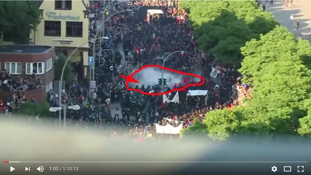 Blick von gegenüber - eine Polizeistaffel schiebt sich provokativ in die Menge und will den "Kopf der Demo" vom Rest der Demo "trennen"