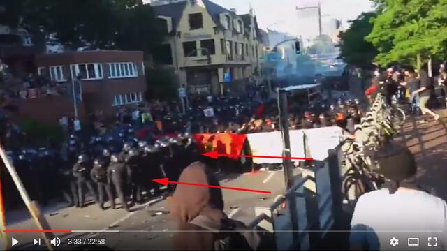 3:30 Die Polizei weicht zurück, nachdem sie bemerkt hat, von oben beworfen zu werden https://www.youtube.com/watch?v=cI4zdX_2I0k&t=3m30s
