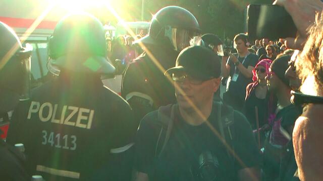 Gegen 20:30 Uhr - an der Kreuzung Hamburger Fischmarkt formieren sich Demoteilnehmer neu