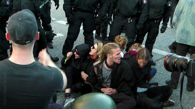 Sitzblockade Höhe Kreuzung am Hamburger Fischmarkt gegen 20:30 Uhr am 6. Juli 2017