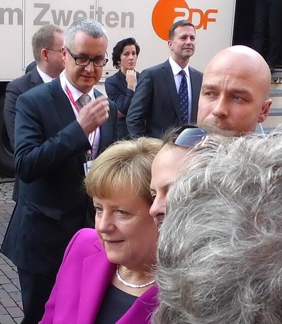"Und auch wenn der Martin gern James Bond guckt. Mein Lieblingsfilm ist "Der eiskalte Engel...", äh, ich meine "Der blaue Engel". Darin singt Marlene Dietrich als Lola so schön: Männer umschwirr´n mich wie die Motten das Licht und wenn sie verbrennen, dafür kann ich nichts."