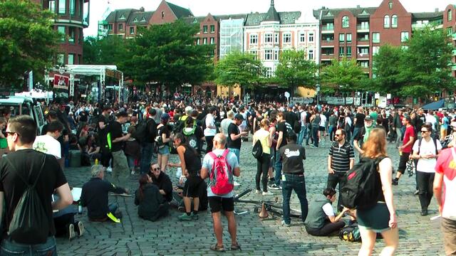17 Uhr: Der Platz am Hamburger Fischmarkt füllt sich allmählich unter den satten Beats der Punk-Band auf der Bühne.