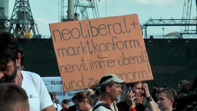 Es sei auch die militante Hausbesetzer-Szene der 80iger Jahre gewesen, die viel Gutes errungen hat. So habe die Hamburg Wochenzeitung DIE ZEIT erst letztens diese Bewegung mit dem Hinweis geadelt, dass einer überhitzten Stadtteilpolitik damals auch ein wichtiger Riegel vorgeschoben wurde. "In diesem politischen Kontext distanziere ich mich NICHT von politischer Gewalt", so Blechschmidt.