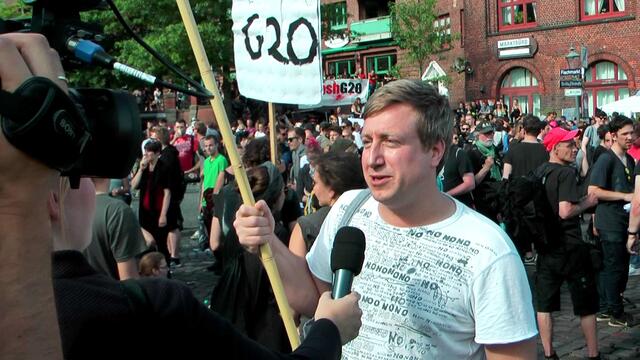 "G20-Mafia" steht auf seinem Protestschild. Man wolle auch andere Gesellschaftsentwürfe mit einbringen. Weil mit denen, die verhandelt werden, einerseits neoliberale Globalisierung, andererseits Protektionismus, Nationalismus, da gebe es "keine Zukunft", so die Veranstalter.