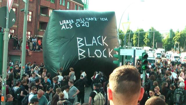 "Lieber Militanz ich als G20" steht auf diesem Ballon