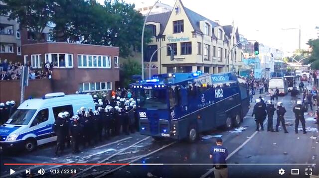 Nach 20 Uhr - Die Straße ist geräumt
https://www.youtube.com/watch?v=cI4zdX_2I0k&t=8m35s