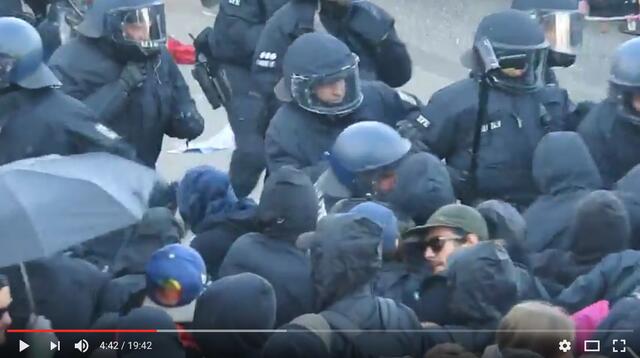 Wilde Knüppelei gegen friedliche Demonstranten https://www.youtube.com/watch?v=ewNZIzw6mKE&t=4m24s