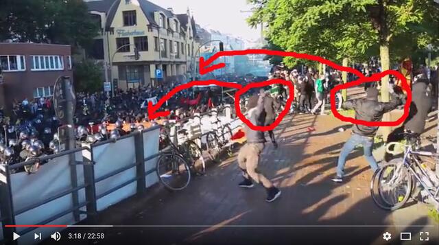 Der Unmut über das eskalierende Verhalten der Polizei platzt heraus. Erste Gegenstände fliegen ...