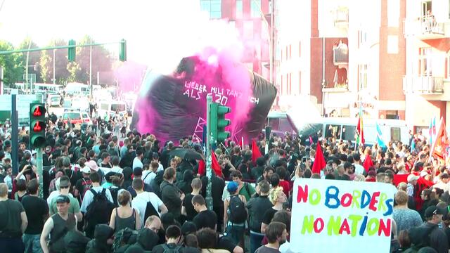 Der schwarze Block mit bunter Farbe verhübscht