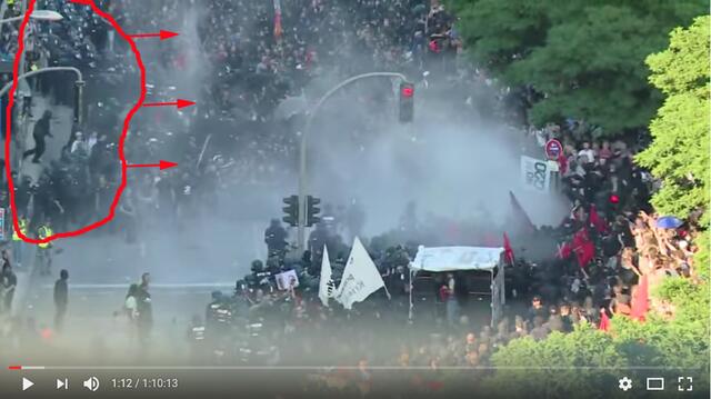 Aus dem Lautsprecherwagen: "Die Polizei eskaliert die Lage, bevor die Demonstration überhaupt begonnen hat" und das stimmt in dem Fall tatsächlich. https://www.youtube.com/watch?v=cI4zdX_2I0k&t=2m35s