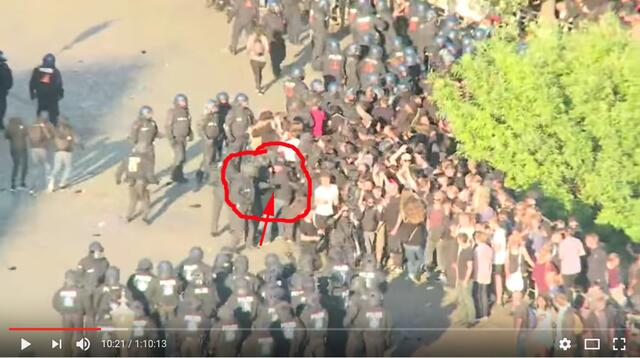 Prügel gegen friedliche Demonstranten --> https://www.youtube.com/watch?v=sF12Fsfn2ao&t=10m00s