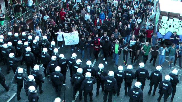 Keine Freunde - immer wieder wurde aufgestoppt und aufgewartet. In der Hoffnung, dass jemand sich daneben benimmt und man die Demo erneut auflösen kann?