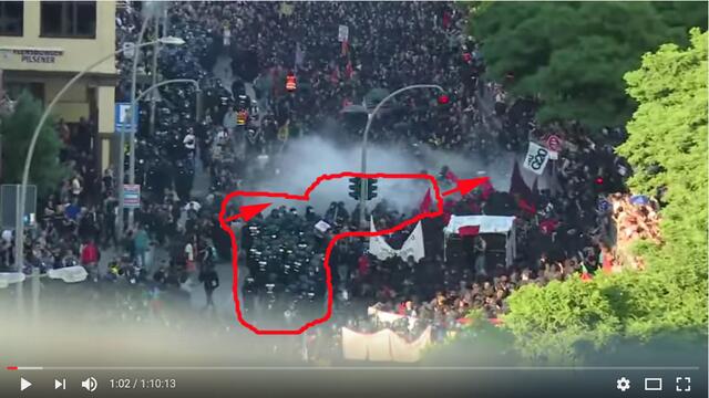 Blick von gegenüber - eine Polizeistaffel schiebt sich provokativ in die Menge und will den "Kopf der Demo" vom Rest der Demo "trennen"