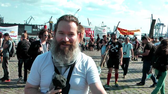 Es gehe um die höllischen Verhältnisse in der Welt - um die Krisen und Konflikte und weil auf diesem Gipfel genau die Leute sitzen, "die nicht an Lösungen interessiert sind, weil sie selbst das Problem sind" - meinte Co-Organisator Michael Martin.