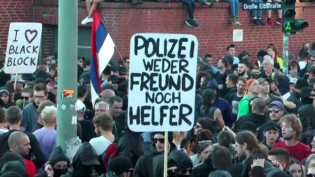 "Polizei - weder Freund noch Helfer" und damit eindeutig, was dieser Teilnehmer von der Polizei hält.