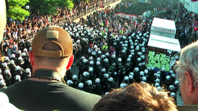 Front an Front - Demonstranten und Einsatzkräfte stehen sich gegenüber. Aufnahme vom 6. Juli kurz nach 19 Uhr