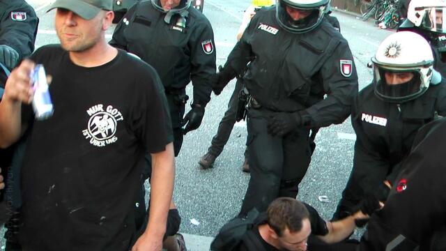 Keine Polizeigewalt? Dieser Hamburger Polizist tritt einen am Boden liegenden Demonstranten mit Füßen!!! Alle Bilder ab 31.8. bei www.maxbryan.de